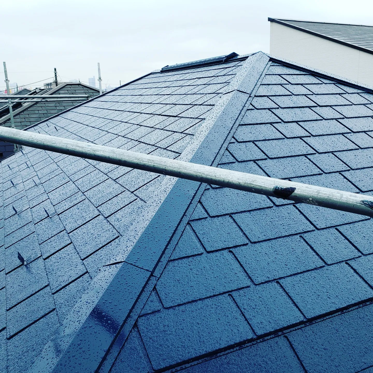屋根塗装の必要性と太陽光パネルの取り扱い